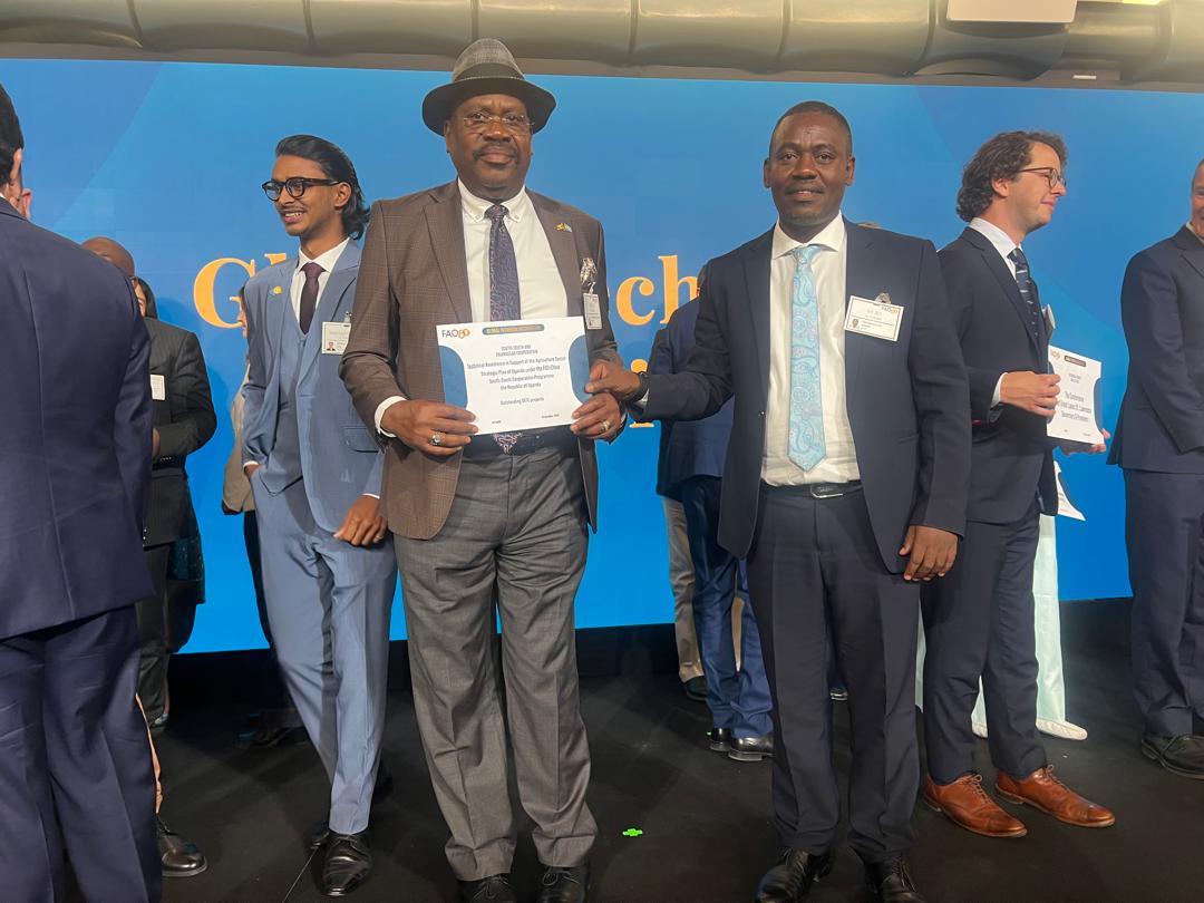 <a href="/PS_MAAIF/">Maj. Gen. (Rtd) David Kasura-Kyomukama</a> was joined by #SSCUganda Project Coordinator <a href="/JTwinamasiko1/">Julius Twinamasiko</a> in receiving the award for a project that has reached over 15,000 farmers in 33 districts.