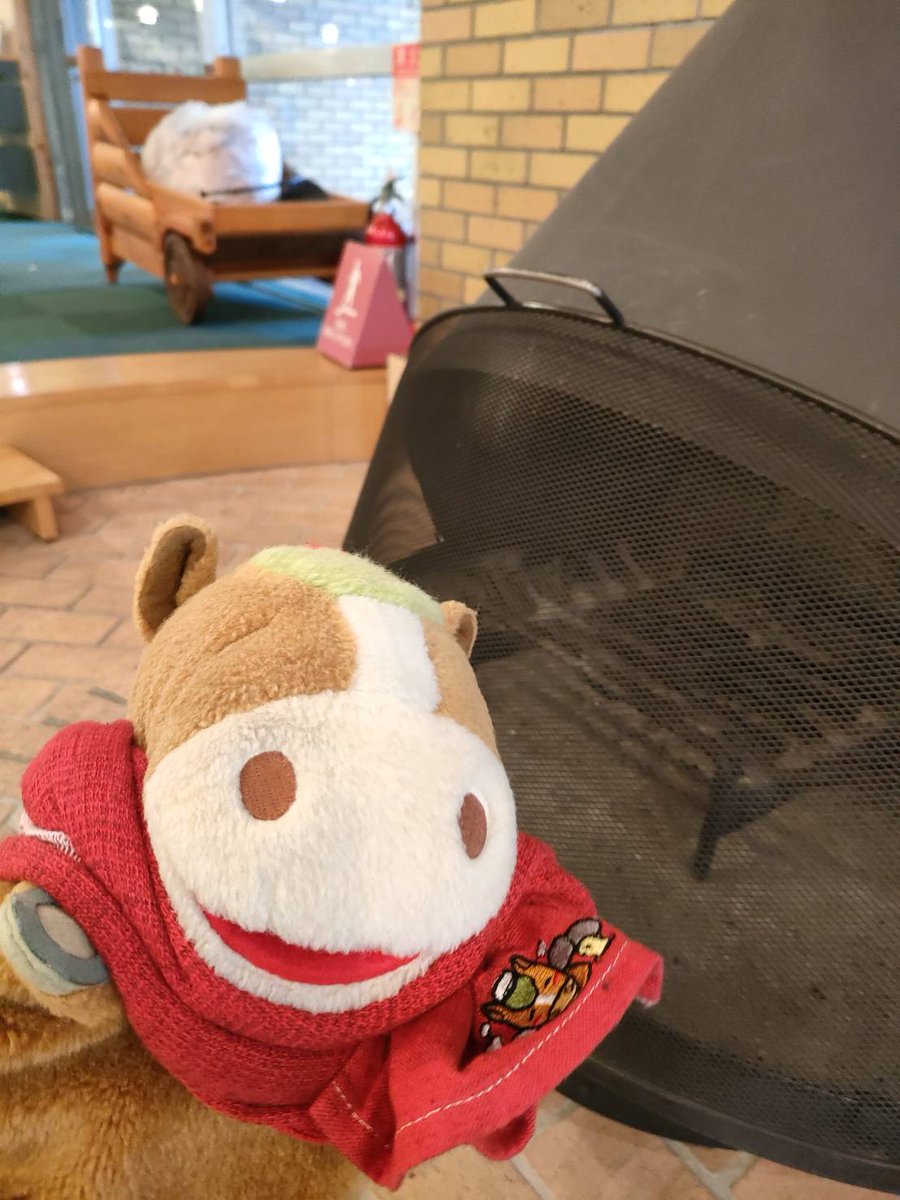 今日がかなりヒエヒエだったから～
図書館の暖炉にきてみたんだけど～
まだ火はついてなかった～

ここで暖炉のあったかさと～
マキのもえる音を聞きながら～
ご本を読むのは～
これからのきせつには～
なかなかにゼイタクな感じなんだよ～

#置戸町
#ゆるキャラ
#おけばんばくん
#オホーツクTwitter会