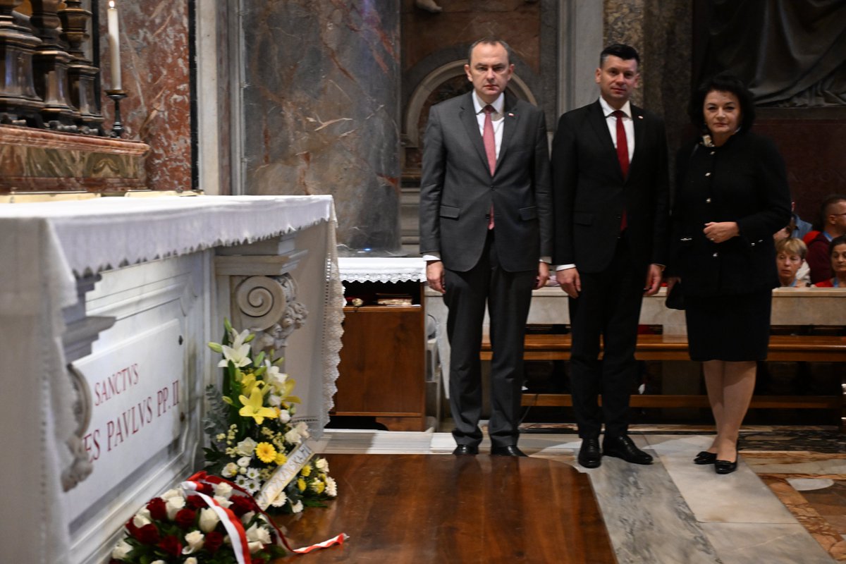 Vatican News PL (@vaticannewspl) on Twitter photo Dziś po porannej, czwartkowej Mszy św. przy grobie św. Jana Pawła, w 47. rocznicę wyboru kard. Karola Wojtyły na Stolicę Piotrową, kwiaty przy grobie Papieża Polaka złożyli Marszałek Województwa Małopolskiego <a href="/Smolka_Lukasz/">Łukasz Smółka</a> oraz <a href="/Kwiatkowski_A/">Adam Kwiatkowski</a> <a href="/PLinVatican/">PLinVatican</a>.
<a href="/malopolskaPL/">Małopolska</a> Dziś po porannej, czwartkowej Mszy św. przy grobie św. Jana Pawła, w 47. rocznicę wyboru kard. Karola Wojtyły na Stolicę Piotrową, kwiaty przy grobie Papieża Polaka złożyli Marszałek Województwa Małopolskiego <a href="/Smolka_Lukasz/">Łukasz Smółka</a> oraz <a href="/Kwiatkowski_A/">Adam Kwiatkowski</a> <a href="/PLinVatican/">PLinVatican</a>.
<a href="/malopolskaPL/">Małopolska</a>