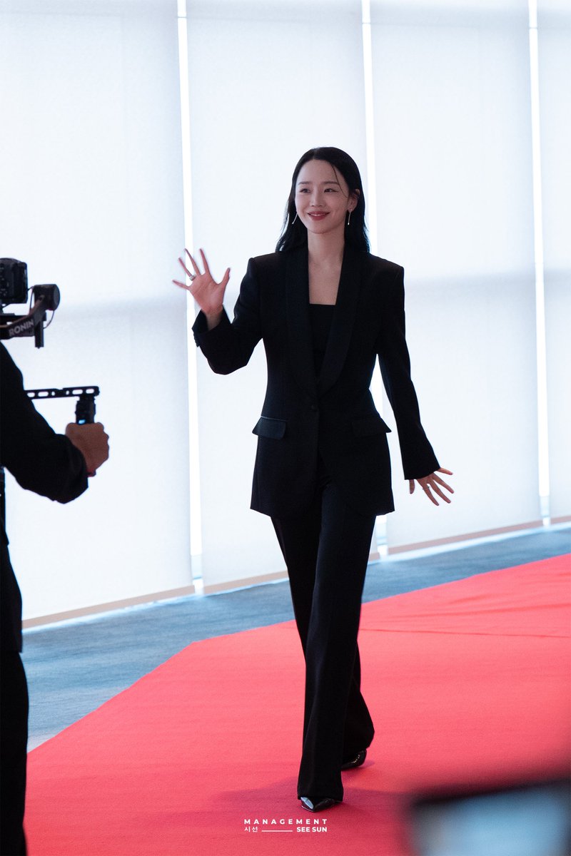 [#신혜선]

올블랙 수트 혜선의
레드 카펫, 시상식, 그리고 핸드프린팅 하는 모습까지💞
(이건 꼭 남겨야 해...)

#신혜선 #ShinHaeSun 
#부일영화상