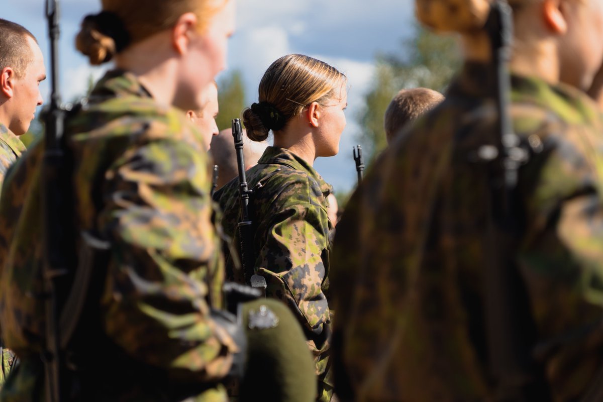 Maavoimat's tweet image. Tänään 16.10. tulee kuluneeksi tasan 30 vuotta siitä, kun ensimmäiset naiset ovat aloittaneet asepalveluksen.
Haku naisten vapaaehtoiseen asepalvelukseen on käynnissä! Lue lisää: intti.fi/haku-naisten-v…