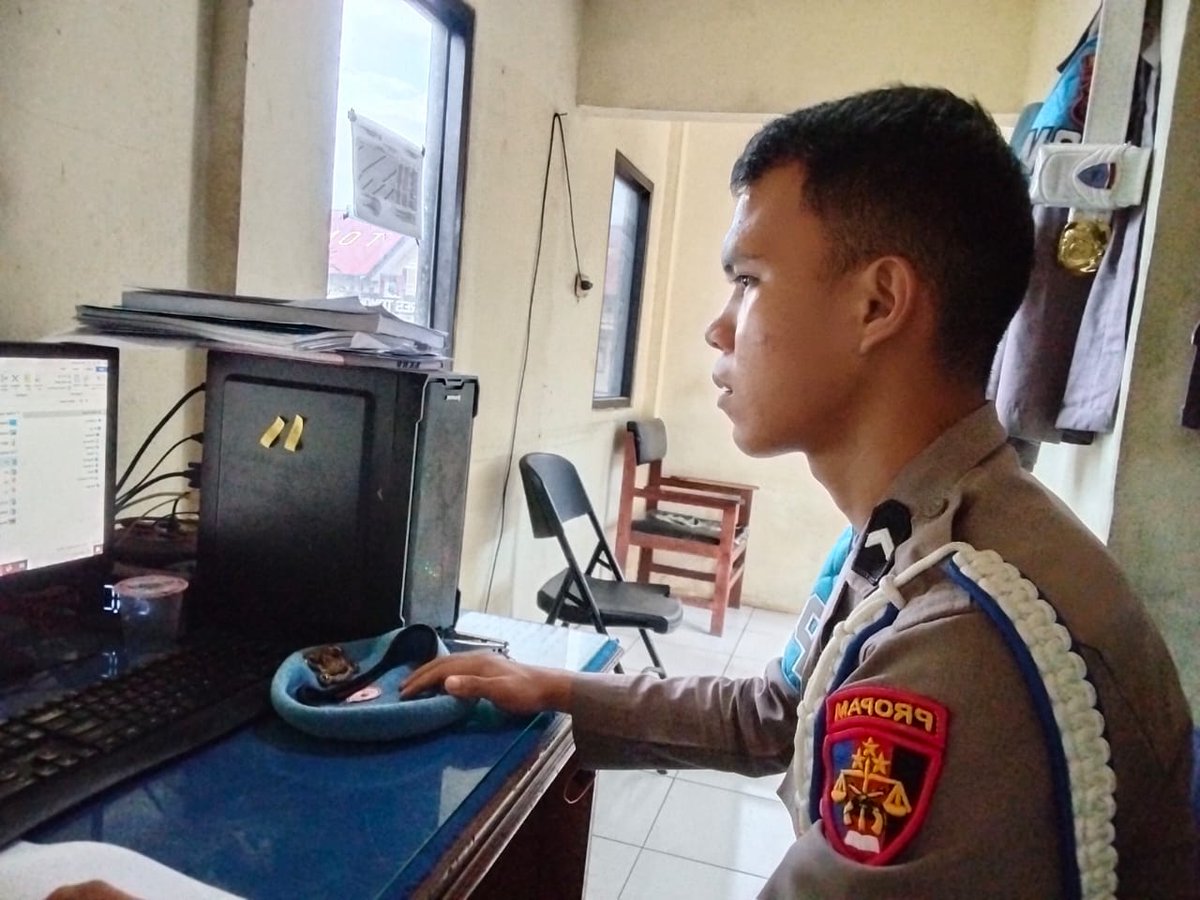HumasResTomohon's tweet photo. Si Propam Polres Tomohon melaksanakan pendataan jumlah laporan dan tindaklanjut pada Whistle Blower System dan SP4N LAPOR https://t.co/O7mnnQtbxt