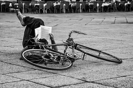 لا تَقُل لي أعذار مثل:
لا يوجد لدي مكان للاحتفاظ بالكتب
ظروفي لا تساعد على القراءة
فالناس تحتفظ بكتبها وتقرأ حتى على الدراجات.
#لحظة_ثقافة