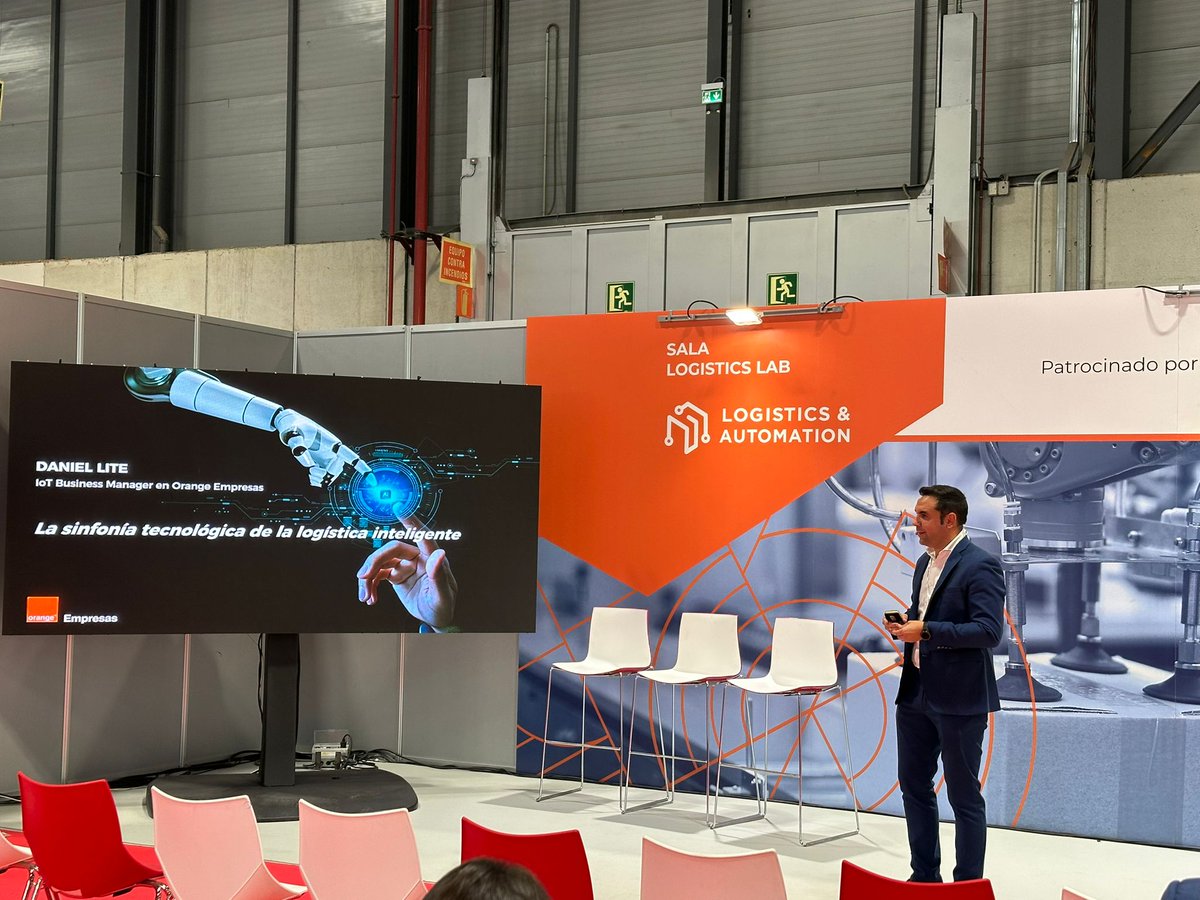 OrangeEmpresas's tweet image. 🚚 Cuando la logística suena bien, es porque el IoT afina cada nota.

En #LogisticsAutomation, Daniel Lite (BDM IoT en #DigitalMasOrange) mostró cómo sensores, automatización y datos en tiempo real convierten la cadena de suministro en una sinfonía inteligente
