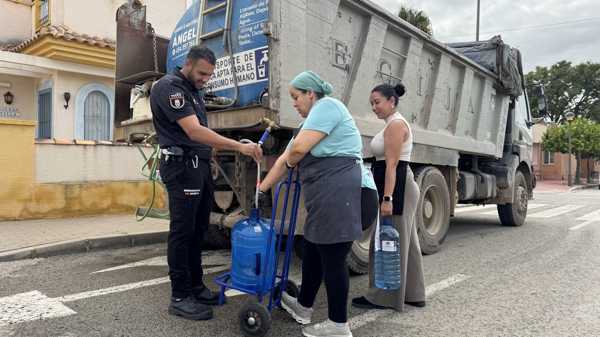 EmergenciasMur's tweet image. [ AVERÍA SUMINISTRO 🚱 ]

💧 Iniciamos la jornada de reparto de agua. Las cubas están disponibles en Sucina y Gea y Truyols.

📞 Para el suministro a personas mayores o con movilidad reducida, pueden contactar con Protección Civil en el 648 11 85 23.