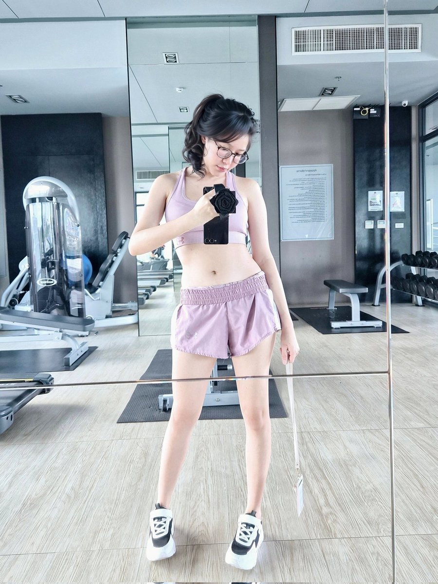 ถ้ามีผู้ชายมายืนมองที่ฟิตเนส สิ่งแรกคือ 1.ฉันทำท่าอะไรผิดเขาอยากเตือน 2.ชุดฟิตเนสเก่ามากใส่จนเปื่อยคุณซื้อใหม่เถอะ 

ชุดนี้ใส่ตั้งแต่อ้วนจนผอม จนต้องพับเอว จนโลโก้ลอก แต่ก็ทนใช้ ไม่ขาดไม่ซื้อใหม่ 5555