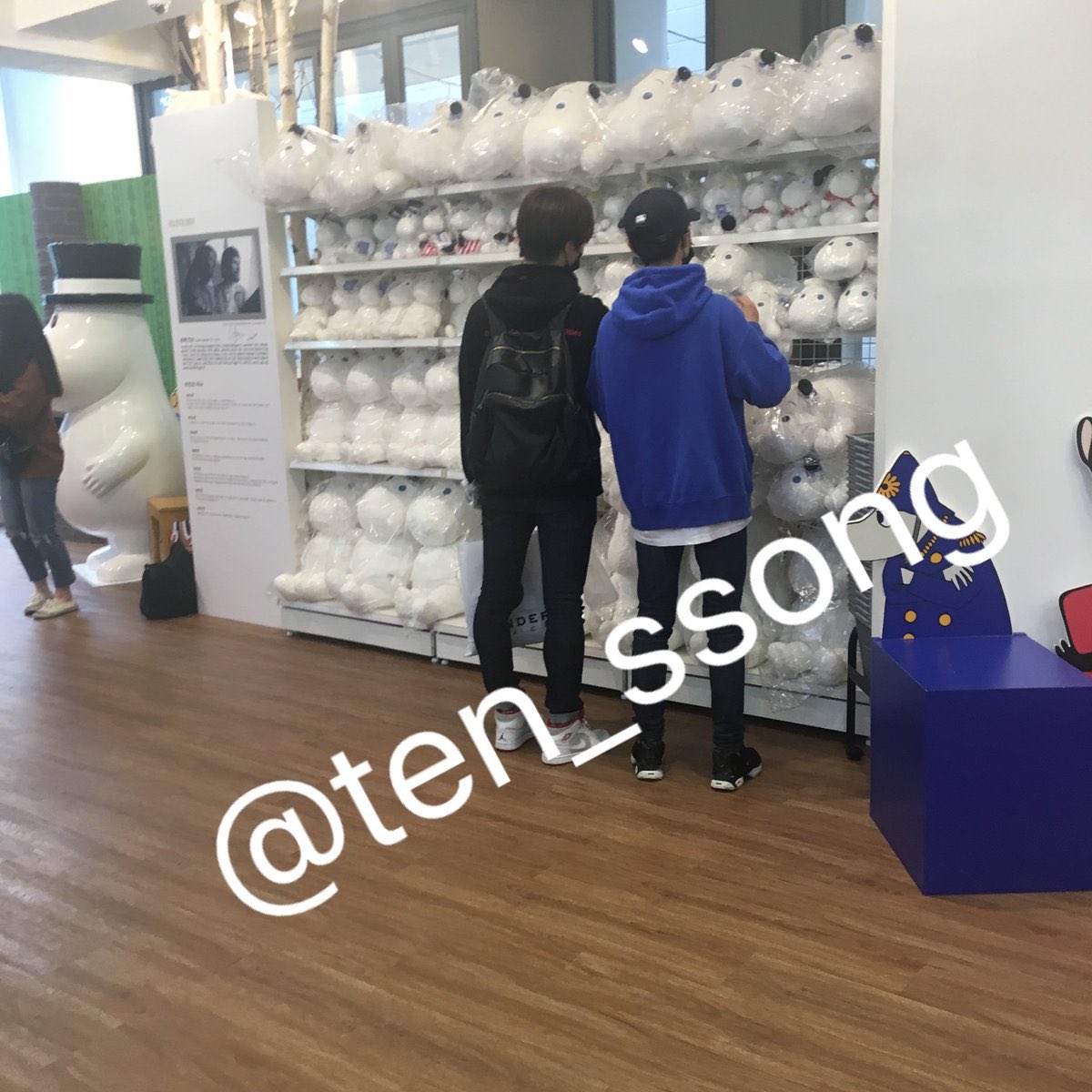 161016 Moomin shopping with Kun

쿤 형이랑 무민 쇼핑하는 애기런쥔

#런쥔 #renjun #ロンジュン #仁俊 #NCT #NCTDREAM
