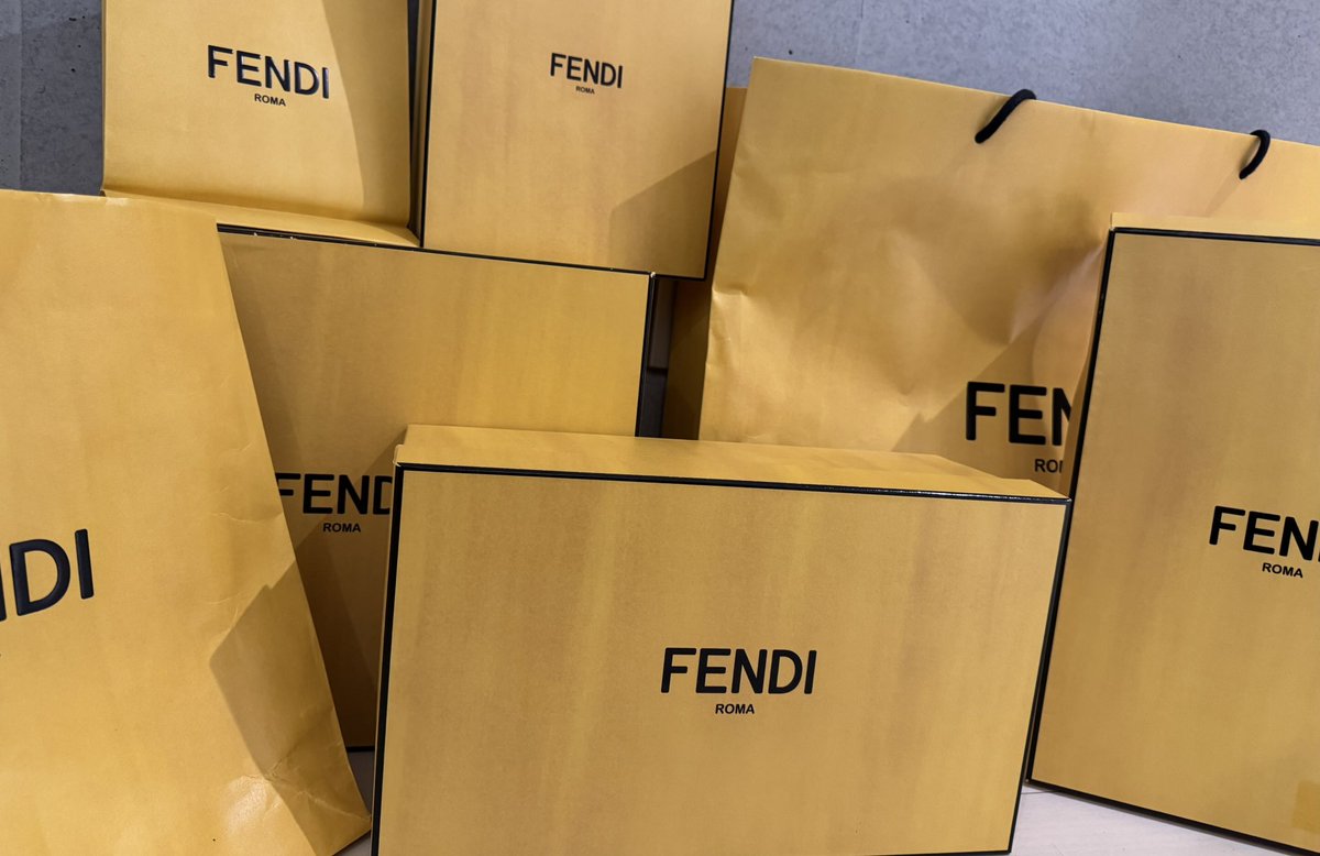 退去前掃除してたら
なぜかfendiハマってた時の
残骸の一部出てきたから記念撮影

Xで稼ぎ始めた初期
ちょっと流行ってたんよな。懐い。

ちな一回ネックレス修理出した時
対応ゴミやったからもう2度と買わんww

この箱も邪魔やし爆捨てや。