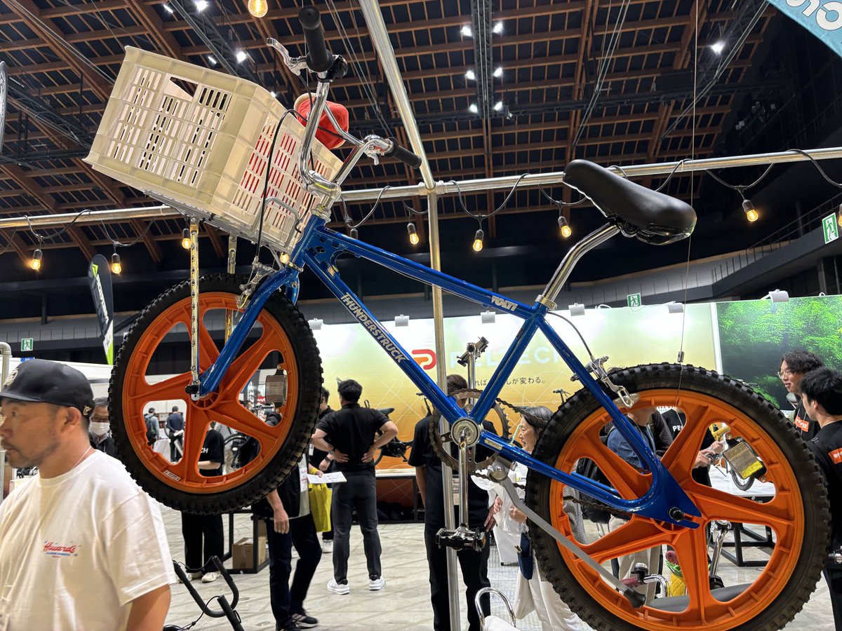 KatocycleP's tweet photo. カトーサイクル・プラス店。
10月19日(日)、おじさんサイクリングに出かけ、プラス店は休みます。ご迷惑をおかけしますが、よろしくお願いします。

　この15日、東京有明でのジャパンサイクルショーに行きました。ついでにと自転車文化センターにも初めて行ってきました。ETとコルナゴに会いました。 https://t.co/9M0KUPV4Kd
