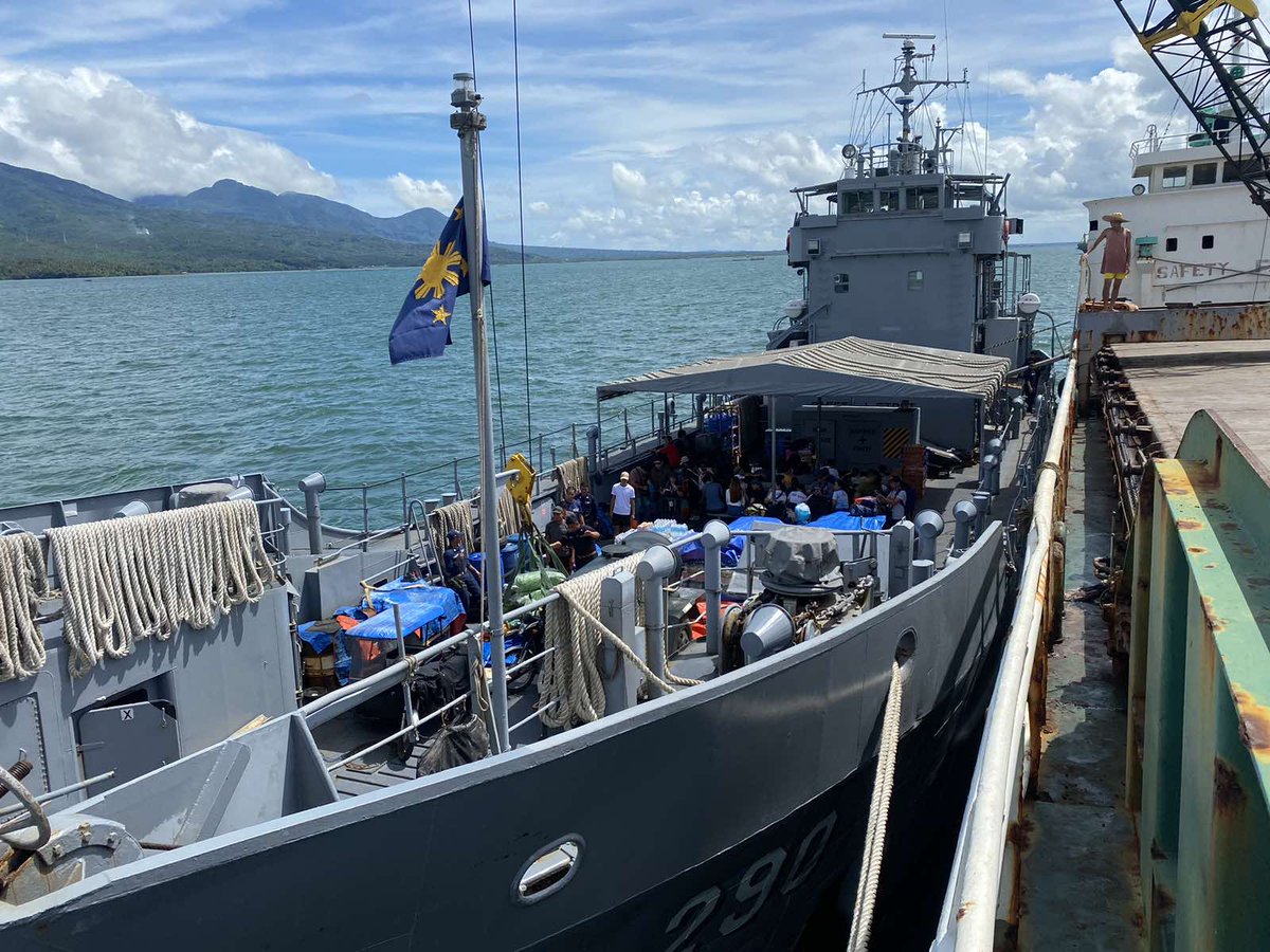 Philippine_Navy's tweet image. RELIEF OPS | @navforsol sends BRP Agta on Relief Mission to Storm-Stricken Masbate
👉🏽facebook.com/share/p/1EeAYz…
#ProtectingtheSeasSecuringOurFuture
#ModernandMultiCapablePHNavy
#OneAFPOnePhilippines
#StrongAFPStrongPhilippine