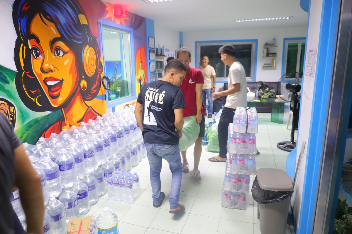 Philippine_Navy's tweet image. RELIEF OPS | @navforsol sends BRP Agta on Relief Mission to Storm-Stricken Masbate
👉🏽facebook.com/share/p/1EeAYz…
#ProtectingtheSeasSecuringOurFuture
#ModernandMultiCapablePHNavy
#OneAFPOnePhilippines
#StrongAFPStrongPhilippine