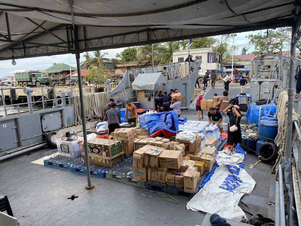 Philippine_Navy's tweet image. RELIEF OPS | @navforsol sends BRP Agta on Relief Mission to Storm-Stricken Masbate
👉🏽facebook.com/share/p/1EeAYz…
#ProtectingtheSeasSecuringOurFuture
#ModernandMultiCapablePHNavy
#OneAFPOnePhilippines
#StrongAFPStrongPhilippine