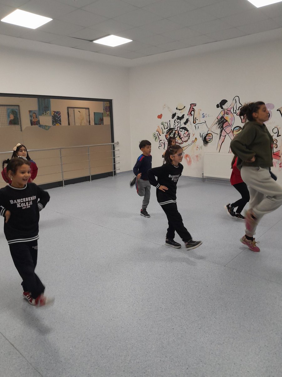 Çorum Bahçeşehir 

Öğrencilerini sosyal alanlarda da gelişmesi ve özgüven kazanabilmek için Görsel Sanatlar,Spor,Airobik,Robotik Kodlama,Eğitici Drama,Satranç ve Müzik  alanlarında kulüp çalışmalarıyla desteklemeye devam ediyor. 💙❤️

#bahçeşehirkoleji