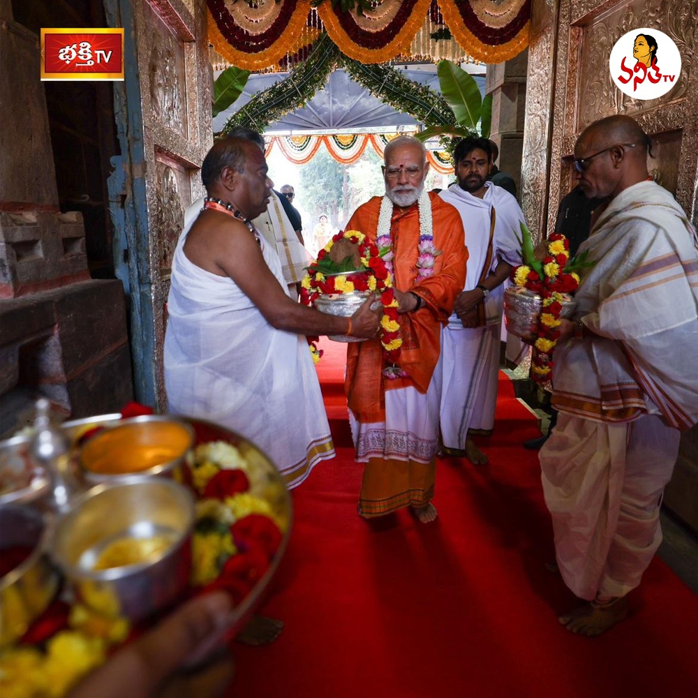 VanithaTvOnline's tweet image. శ్రీశైలంలో ప్రధాని మోడీ పర్యటన.. భ్రమరాంబ, మల్లికార్జున స్వామిని దర్శించుకున్న ప్రధాని మోడీ.. శ్రీ భ్రమరాంబ సమేత మల్లికార్జున స్వామికి మోడీ ప్రత్యేక పూజలు.
#NarendraModi #AndhraPradesh #ModiInAP #VanithaTV