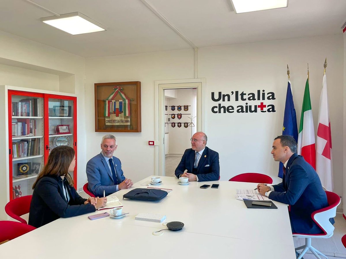 Stamattina ho avuto il piacere di incontrare il Capo della Delegazione di Parigi del Comitato Internazionale della Croce Rossa, <a href="/CMartinICRC/">Christophe Martin</a> , e fare il punto sugli impegni nazionali ed internazionali che la Croce Rossa Italiana sta portando avanti in ordine alla diffusione del