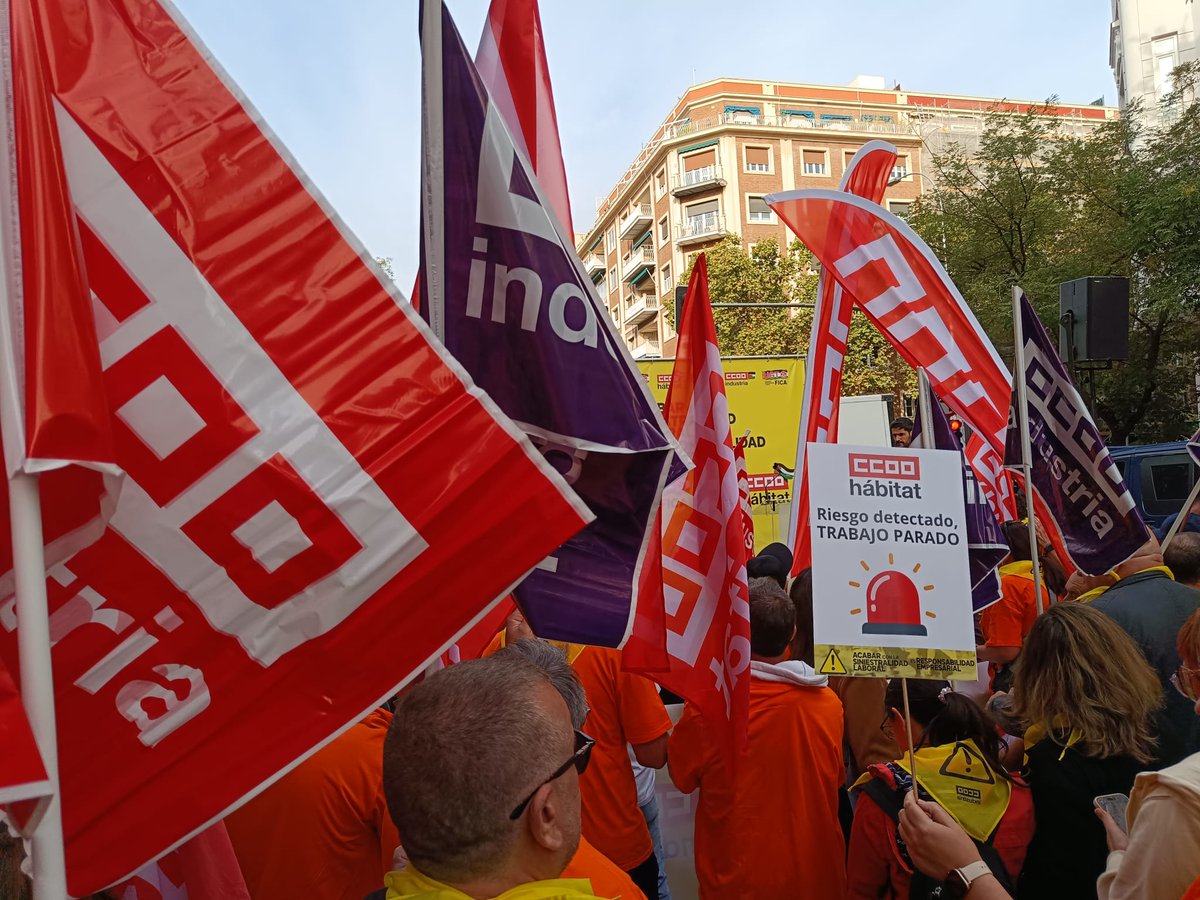 La siniestralidad laboral sigue cobrándose vidas mientras la prevención sigue siendo una asignatura pendiente. Nos concentramos hoy  ante la CEOE solicitando la responsabilidad empresarial. #SeguridadLaboral