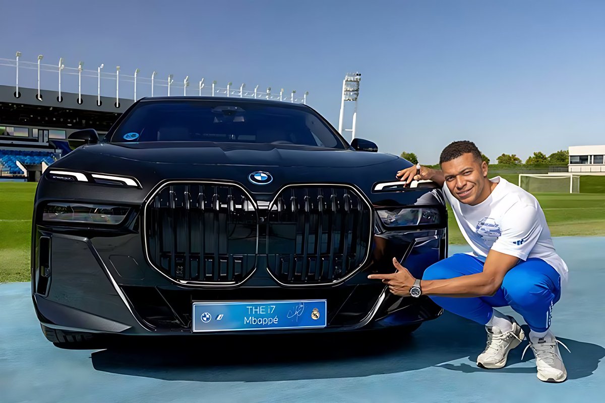 TouchlineX's tweet image. 🚨 Kylian Mbappé received his personalized BMW through the collaboration with Real Madrid.

Mbappé still does not hold a driver’s license.