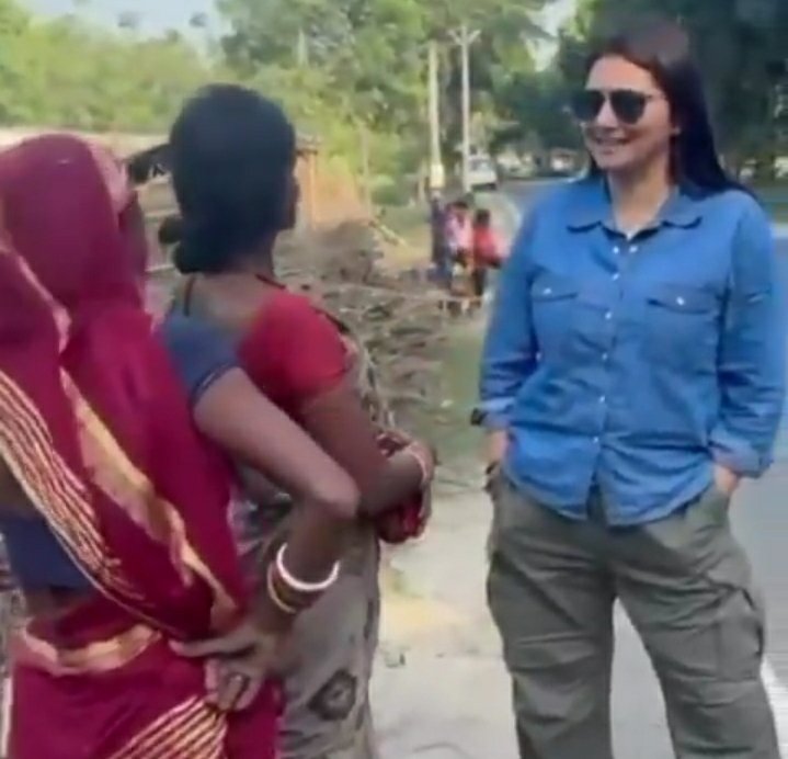 CHITRA: कौन नेता पसंद आता है,किसको वोट करेंगी?

BHARAT MATA: राम विलास पासवान और का नाम है चिराग.. चिराग पासवान।

CHITRA: कौन जात हो आप लोग?

BHARAT MATA: हम लोग पासी हैं।

CHITRA: तो आप पासी हो इसलिए चिराग पासवान पसंद हैं।

#ChitraTripathi गरीबो से बराबर दूरी बना कर रखी हुई हैं।