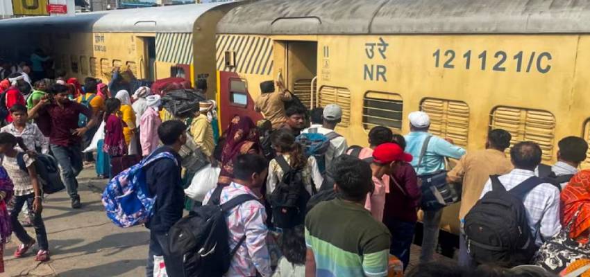 Khabarfast's tweet image. ट्रेन टिकट की किल्लत...आसमान को छूता हुआ फ्लाइट का किराया, अब दिवाली-छठ पर कैसे जाएं घर? 

khabarfast.com/national-festi… 

#TrainTicketScarcity #FlightFareHike #DiwaliChhathTravel #HomecomingDilemma #IndianRailways #AirTravel #FestiveSeason #TravelChallenges #DiwaliChhathTrainBooking…