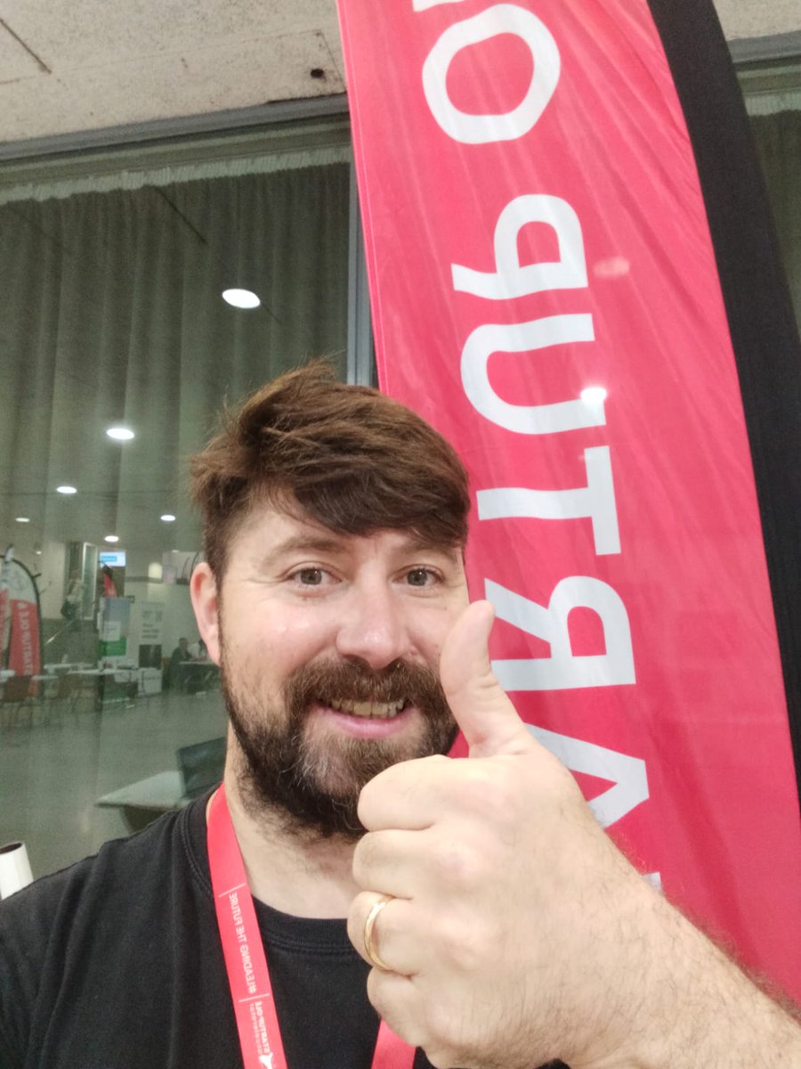 Ésta es mi cara de "jurado" de la Pitch Competition del  #startupole... (a estas horas es la mejor que tengo, lo reconozco).
¡Gracias a la organización por pensar en mi para aportar valor como jurado de este prestigioso campeonato!! Vamos a por ello!!!!
#emprender #emprendimiento