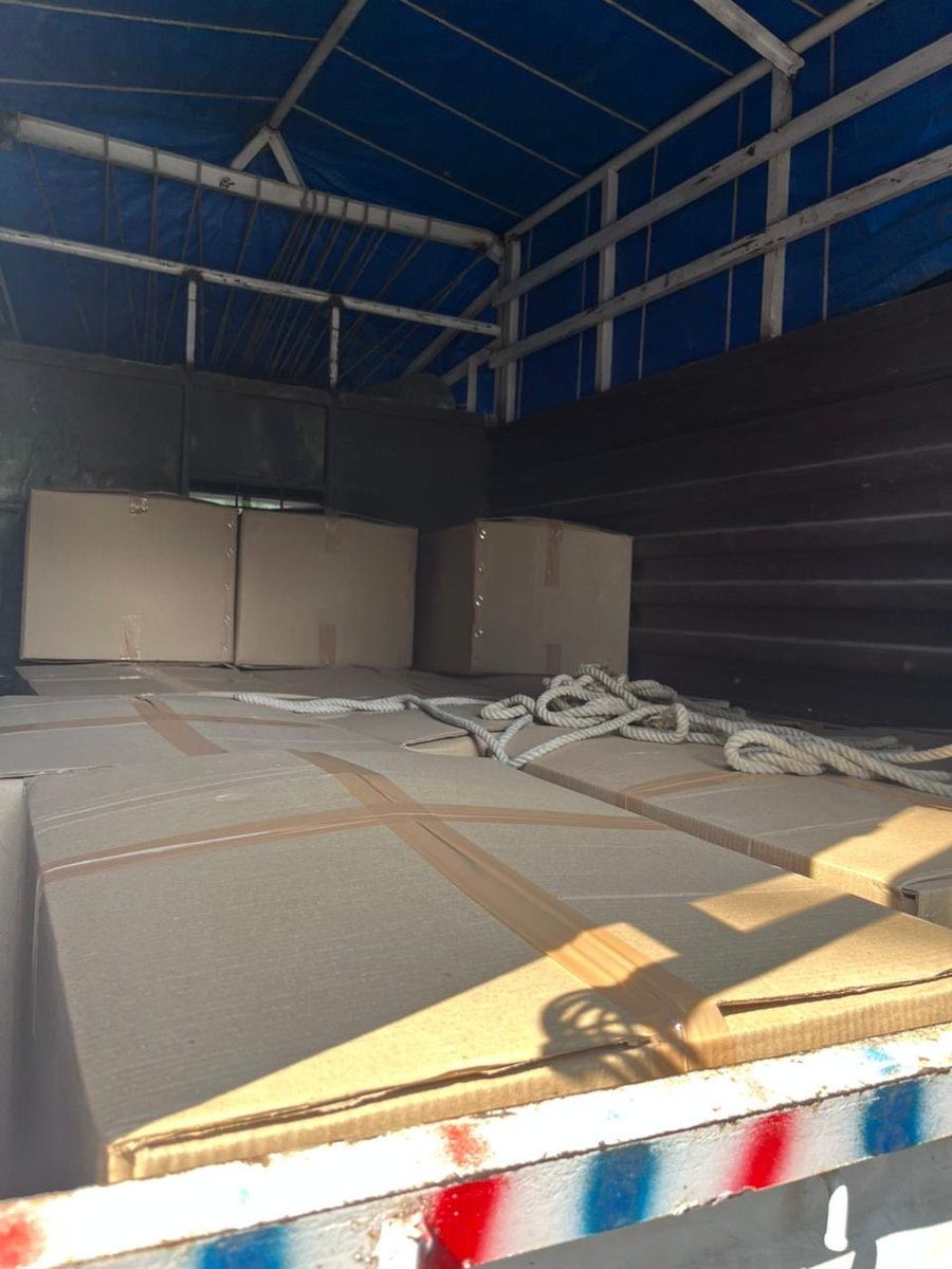 लोडींग सुरु  फाराळाचे बॅाक्सेस तयार..
लवकरच प्रस्थान सिमेवर. 
सैनिकांपर्यंत फराळ पोहोचवण्याच्या प्रकल्पाचे हे तीसरे वर्ष ! 
सहभागी व्हा व देणगीसाठी तपशील पहिल्या कमेन्ट मध्ये ! 
धन्यवाद !!
#आपली_दिवाळी_बॉर्डरवाली