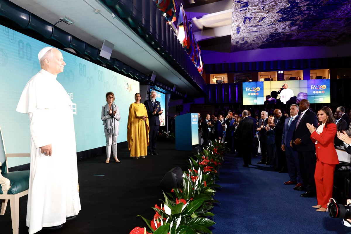 La Reina, Embajadora Especial para la Nutrición de la Organización de las Naciones Unidas para la Alimentación y la Agricultura (FAO), asiste en Roma a la ceremonia por el #DíaMundialDeLaAlimentación, que organiza la FAO coincidiendo con su 80º aniversario.

#WorldFoodDay #FAO80
