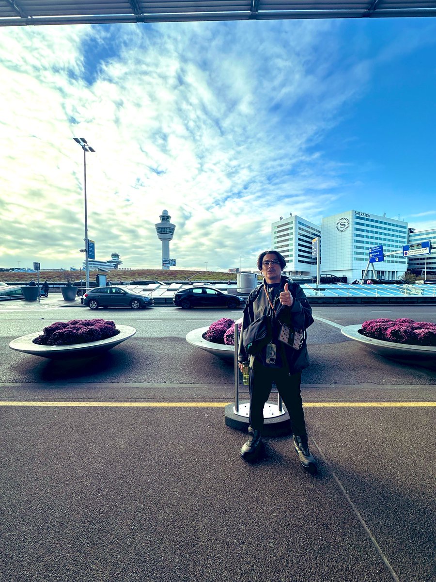 という訳で、太一をスキポール空港まで送ってきました。毎回、空港からの家路はセンチメンタルな気持ちになるから苦手。

彼はこれから次なる目的地、USワシントンに向かうようです。旅路の幸運を！