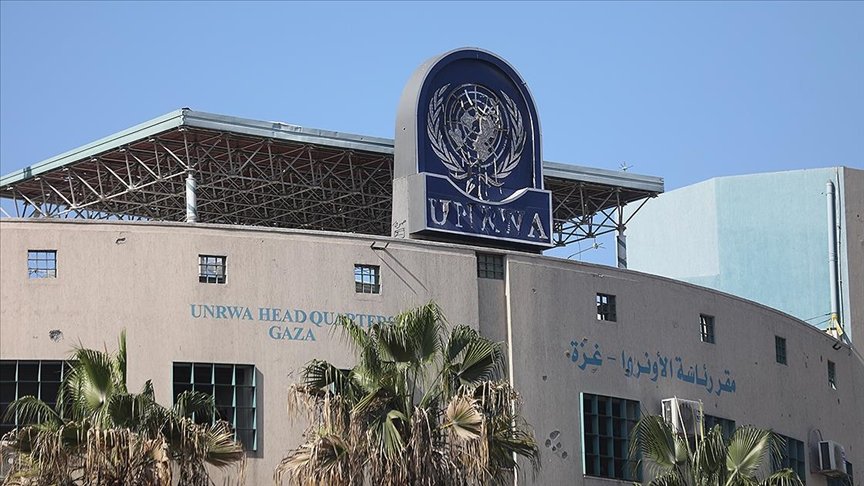ConflictTR's tweet photo. #SONDAKİKA 

🚨 UNRWA: 

▪️ Ateşkese rağmen İsrail, Gazze'ye yardım götürmemizi engelliyor. https://t.co/9gtNlf95ds