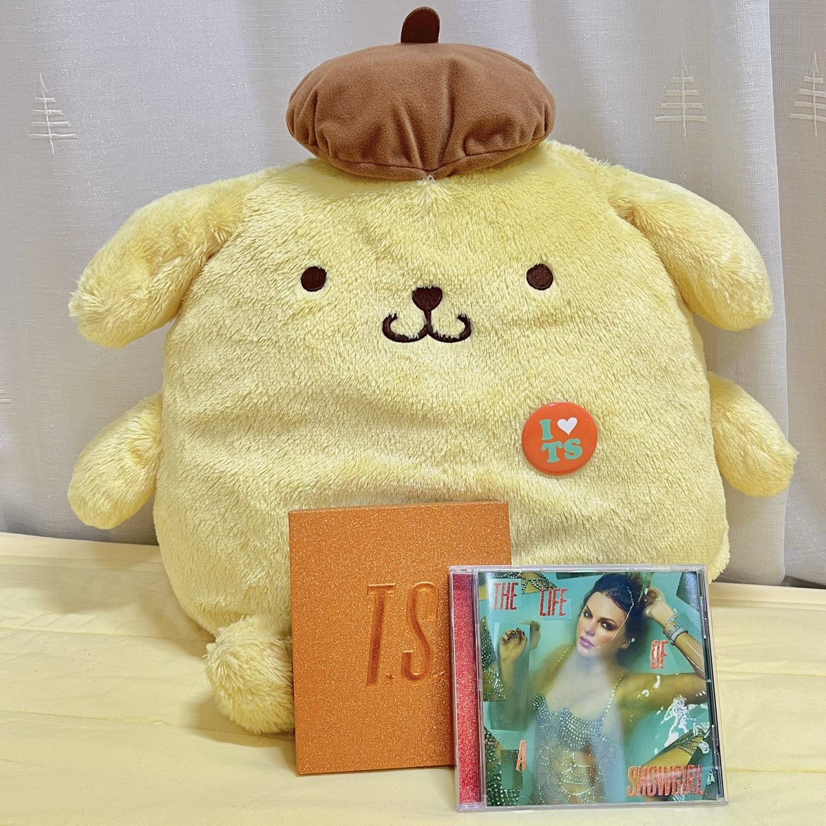 <a href="/taylovermaddy/">𝐦𝐚𝐝𝐝𝐢𝐞</a> 님의 이벤트에 당첨되어 귀여운 뱃지를 컨페티, 사탕과 함께 받았습니다! 저희집 갱얼쥐에게 달아주었어요ㅋㅋㅋㅋㅋ 감사합니다🧡🩵