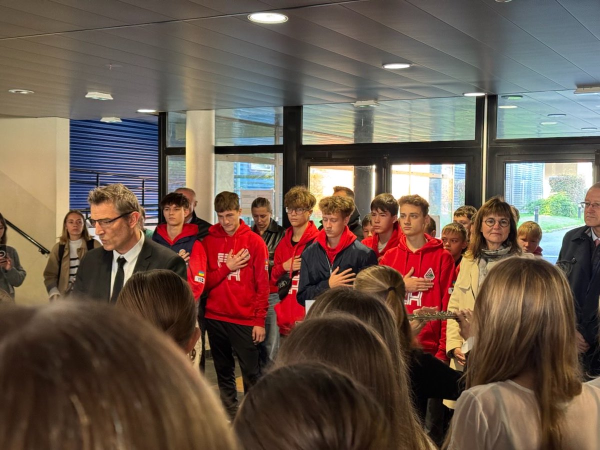 sophiebejean's tweet photo. Rencontre émouvante au collège Zola de Marles-les-Mines entre jeunes collégiens 🇫🇷 et ukrainiens, en présence de l’adjointe au maire de Kiev et du champion olympique Sergueï Bubka 🇺🇦 
Ils partagent : chant, sport et repas. 
L’École, un lieu de paix et de fraternité https://t.co/Og9aDm9rjB