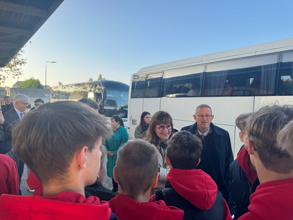 sophiebejean's tweet photo. Rencontre émouvante au collège Zola de Marles-les-Mines entre jeunes collégiens 🇫🇷 et ukrainiens, en présence de l’adjointe au maire de Kiev et du champion olympique Sergueï Bubka 🇺🇦 
Ils partagent : chant, sport et repas. 
L’École, un lieu de paix et de fraternité https://t.co/Og9aDm9rjB
