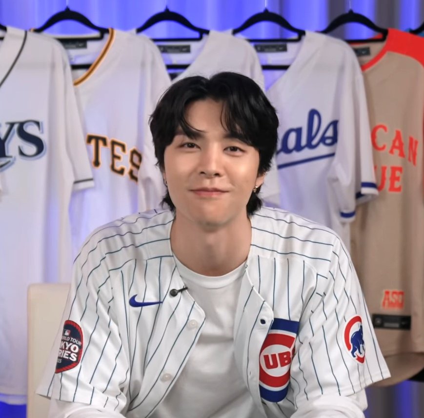 johnsuhperstar's tweet image. mc johnny looks so cute for today's episode 🫳🫳