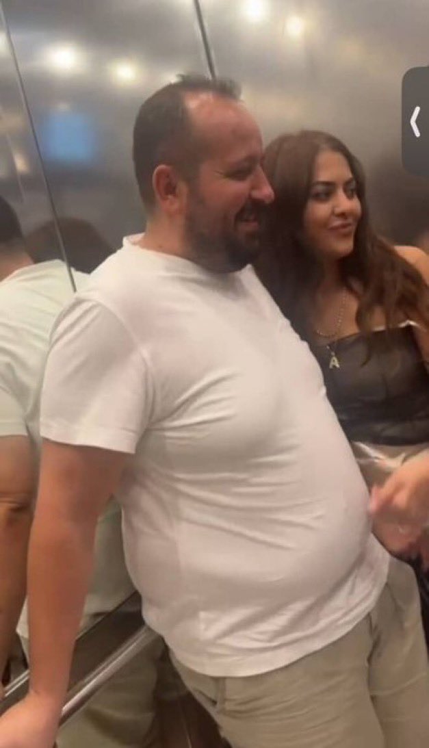 Beykoz’da barışma bahanesiyle kadın cinayeti

38 yaşındaki Aysel Karakoç, bir süre önce ayrıldığı Fethi Ş. (35) tarafından evinde 5 kez bıçaklanarak öldürüldü.

İddiaya göre Fethi Ş., “barışmak” bahanesiyle Aysel Karakoç’un evine gitti. 

Tartışma sırasında, Aysel’i boğazından,