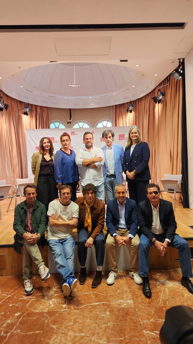 Foto de familia en el Palacio de Longoria, sede de la <a href="/sgaeactualidad/">SGAE</a>, ¡en breve os contamos cositas! 👀🐒