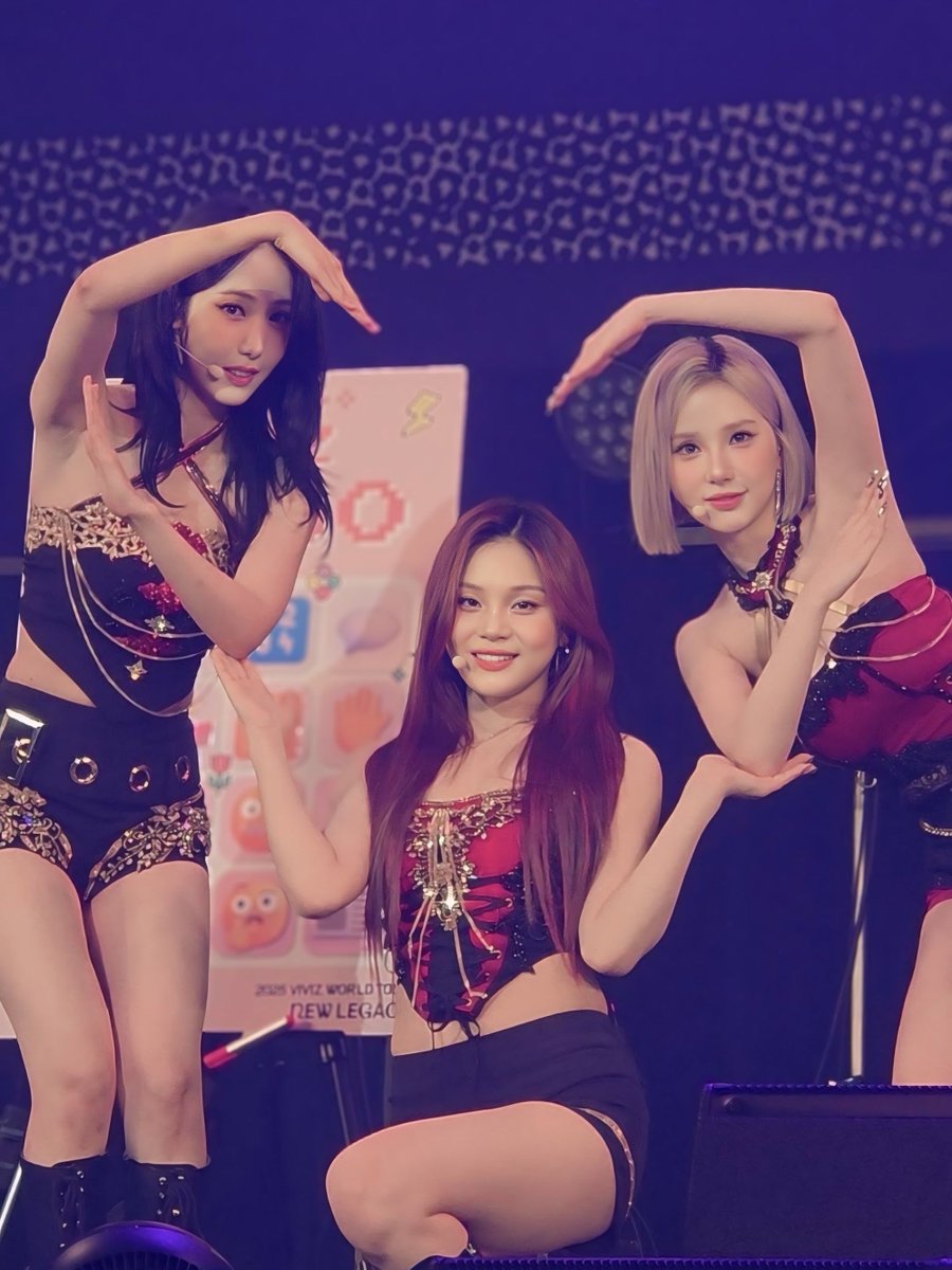 ICECREAM_eunha's tweet photo. 3人がわちゃわちゃしているのを永遠に見ていたいです🥺𝓑𝓘𝓖𝓛𝓞𝓥𝓔🫶❤️ https://t.co/uuViBGKNaL