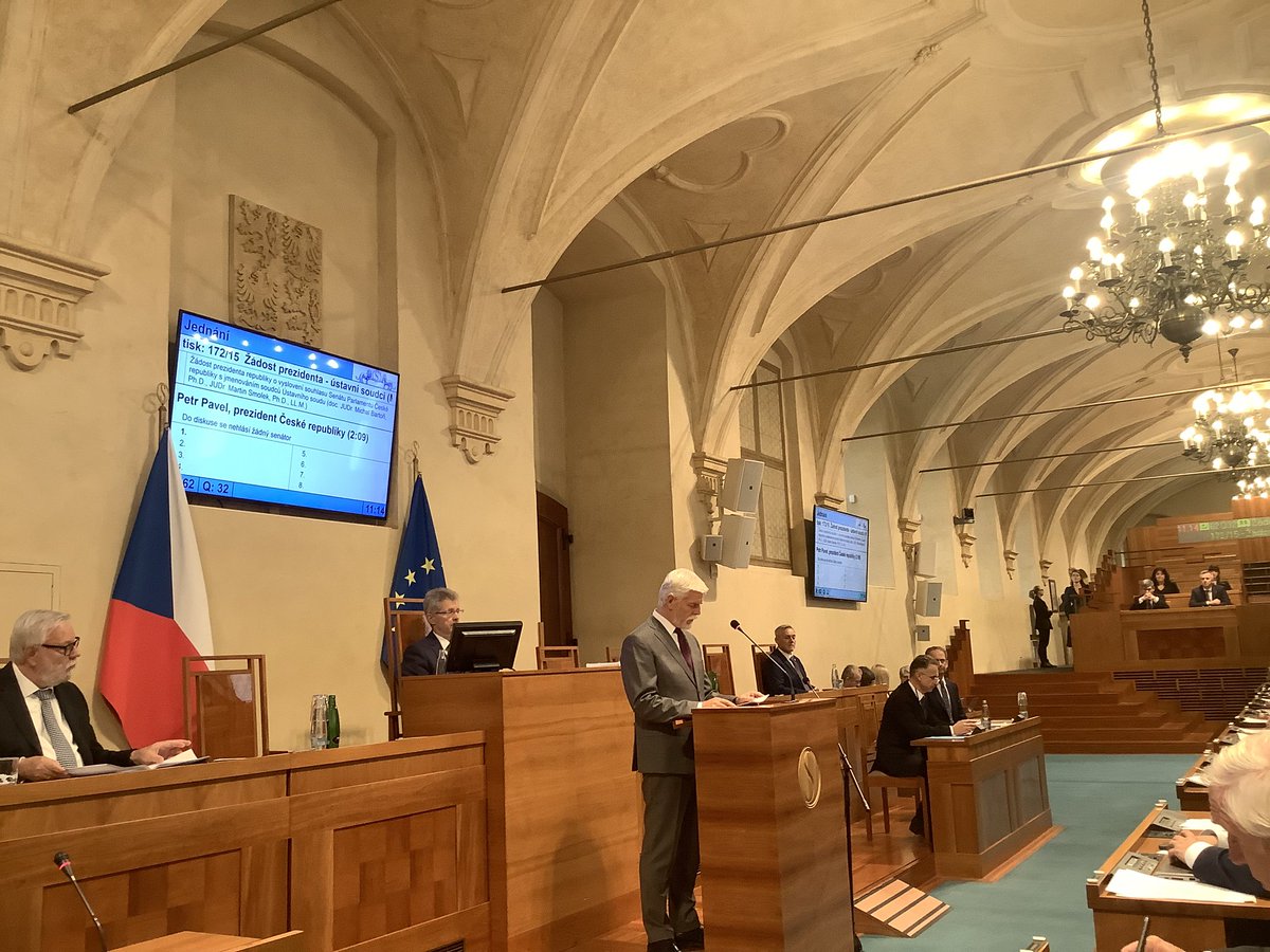 Prezident republiky představuje v Senátu své návrhy na obsazení dvou míst Ústavního soudu.
doc. JUDr. Michal Bartoň, Ph. D.
JUDr. Martin Smolek, Ph. D., LL. M.

Hlasování bude tajné, výsledek bude znám během cca  1-2 hod. Návrh včera doporučily určené výbory (ústavní, školský).