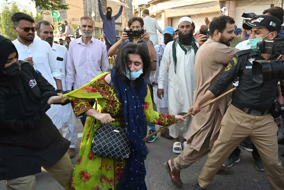 بلوچی میں ایک کہاوت ہے : "مجھے ایسی بیماری ہے کہ جب اپنے سے زور آور سے ملتا ہوں تو غصہ بالکل نہیں آتا، اور جب اپنے سے کمزور کو دیکھتا ہوں تو میرا غصہ نہیں رُکتا!"