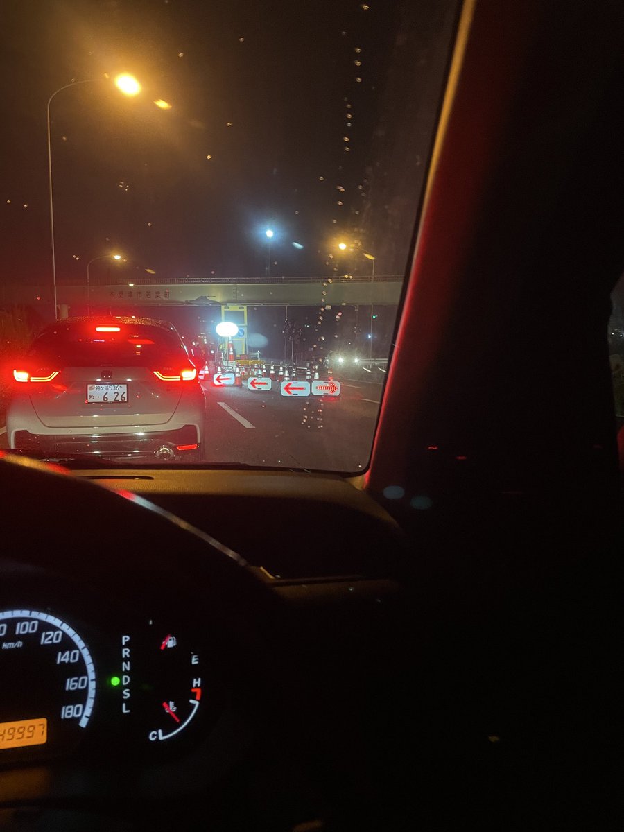 InugamiRen's tweet photo. 国道16号　下り　木更津
歩道橋ぶつかってて緊急工事
車線減少で渋滞 https://t.co/Dl2OfZH2zF