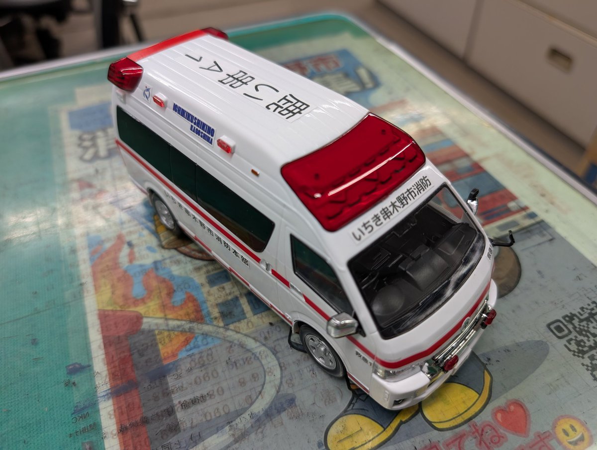 ikfd2005's tweet photo. ちょこちょこ撮影に来てくださるマニアの方から、救急車のミニカーをいただきました🚑💨
ウチの１号車が細部まで忠実に再現されてて、完成度に感動✨🙌
愛情こもったプレゼント、本当にありがとうございます❗️どこに飾ろうかな😁
​#ミニカー #救急車 #消防車 #働く車 #マニア #いちき串木野 #消防 https://t.co/C2GHchKagP