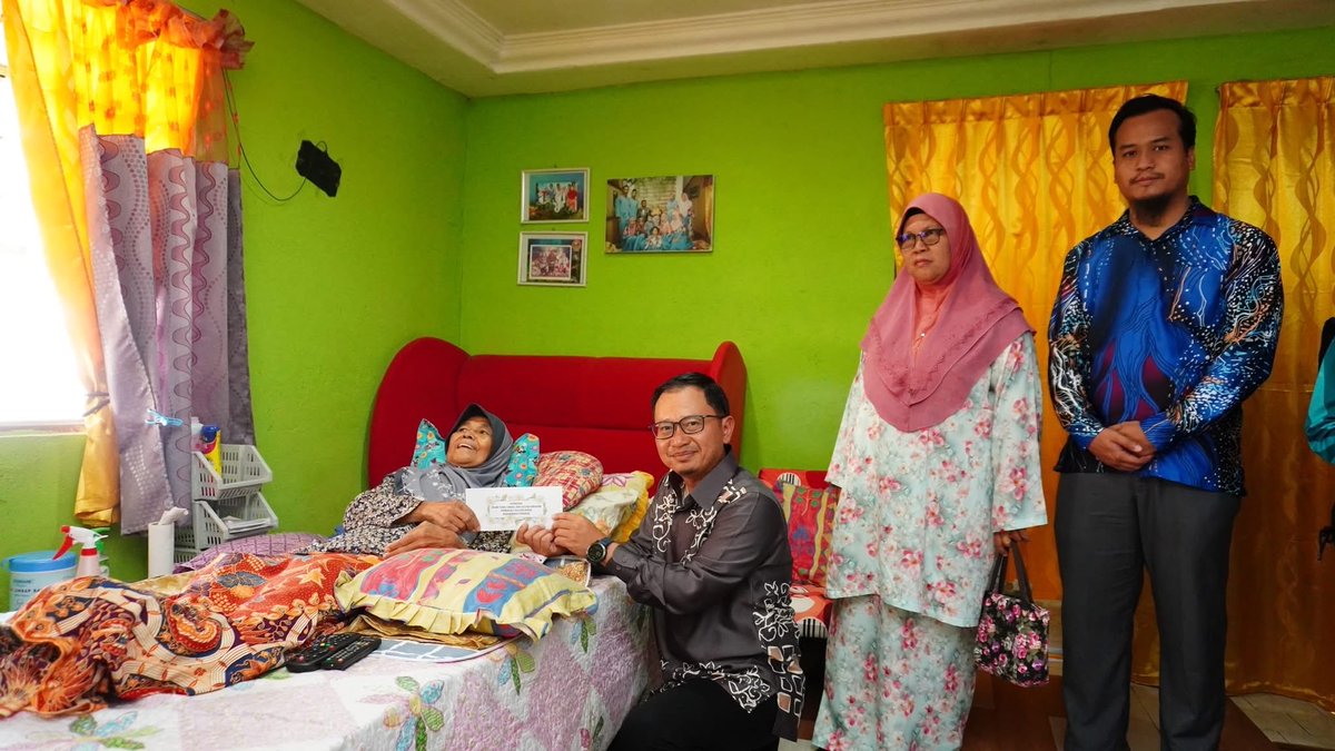 𝐙𝐈𝐀𝐑𝐀𝐇 𝐊𝐀𝐒𝐈𝐇 𝐏𝐄𝐆𝐀𝐖𝐀𝐈 𝐃𝐀𝐄𝐑𝐀𝐇: 𝐏𝐄𝐍𝐘𝐀𝐌𝐏𝐀𝐈𝐀𝐍 𝐊𝐔𝐑𝐍𝐈𝐀𝐀𝐍 𝐃𝐔𝐋𝐈 𝐘𝐀𝐍𝐆 𝐀𝐌𝐀𝐓 𝐌𝐔𝐋𝐈𝐀 𝐓𝐔𝐍𝐊𝐔 𝐌𝐀𝐇𝐊𝐎𝐓𝐀 𝐈𝐒𝐌𝐀𝐈𝐋, 𝐏𝐄𝐌𝐀𝐍𝐆𝐊𝐔 𝐒𝐔𝐋𝐓𝐀𝐍 𝐉𝐎𝐇𝐎𝐑

Tuan Ts. Haji Mohd Johari bin Tarmidi, Pegawai Daerah Tangkak telah