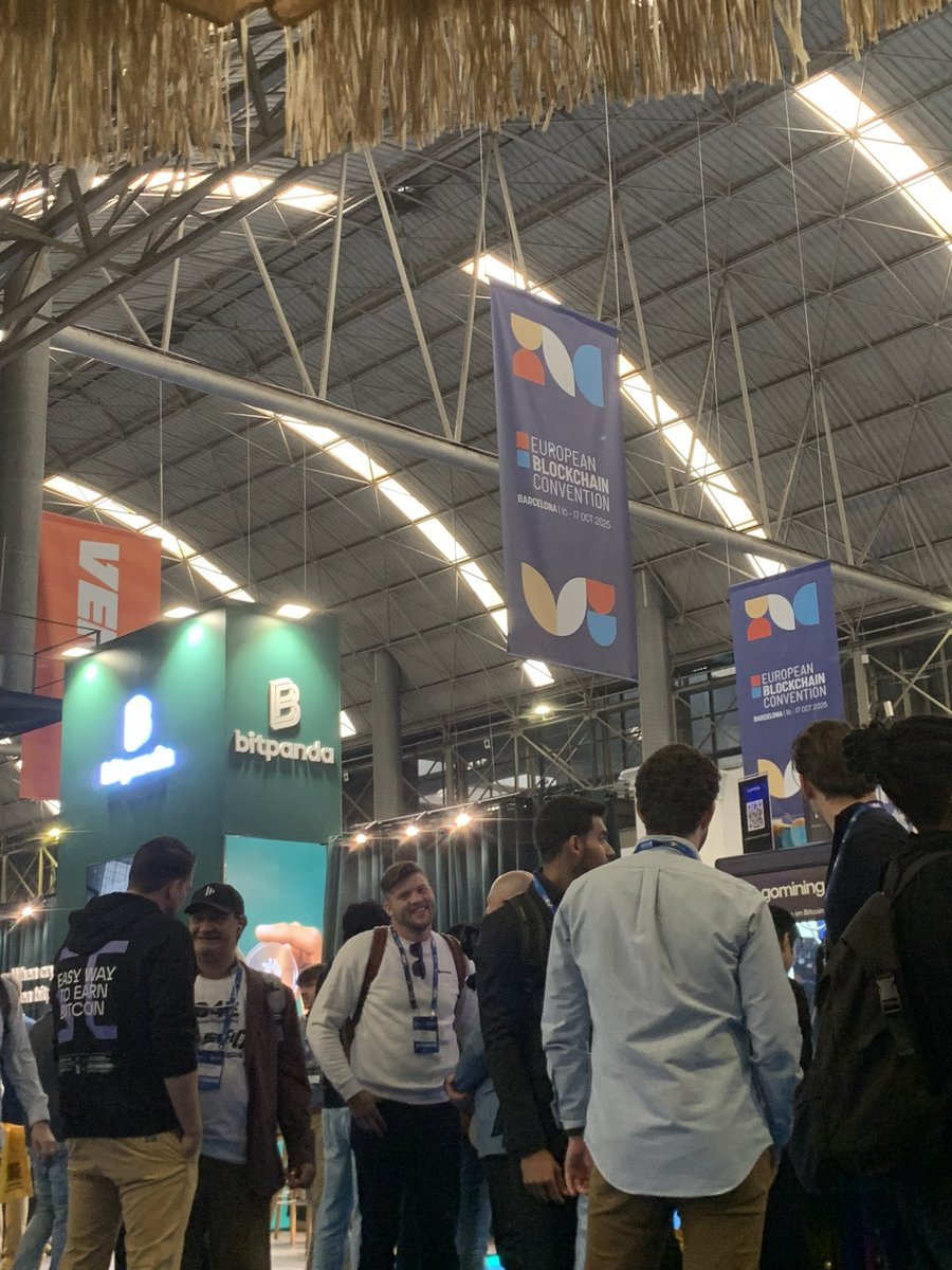 📍 Barcelona - EBC 2025

Ya estamos por la <a href="/EBlockchainCon/">European Blockchain Convention</a> de la manita de <a href="/gymbroinvestor/">Inversor Gymbro 😈</a> 😎

Como siempre, un placer reencontrarse con viejos amigos y formar parte de esto

Os iremos informando de los players y charlas más interesantes de crypto 👀