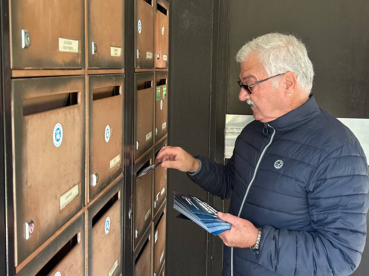 Pendant que la droite et la gauche se soumettent à Emmanuel Macron, le <a href="/RNational_off/">Rassemblement National</a> est sur le terrain ! 

Rejoignez-nous pour donner une majorité à la France avec <a href="/MLP_officiel/">Marine Le Pen</a> et <a href="/J_Bardella/">Jordan Bardella</a> ! #CensureLecornu