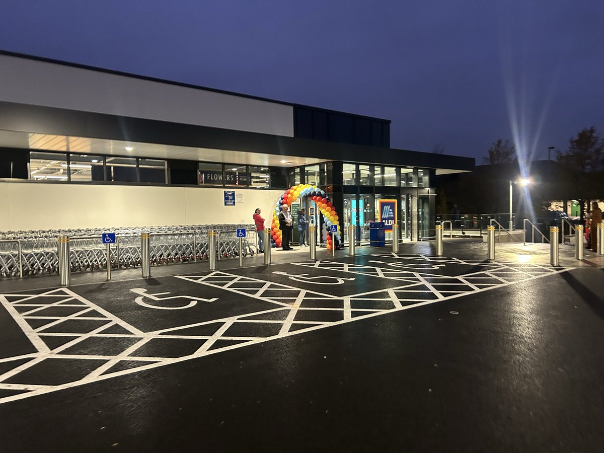 SenRobGallagher's tweet image. Delighted to meet up this morning with our own Colin Breslin, Managing Director of @aldi_ireland and Irish rugby legend @conormurray9 at the official opening of the new Aldi store in Monaghan town.
Best of luck to all the staff at the store!
