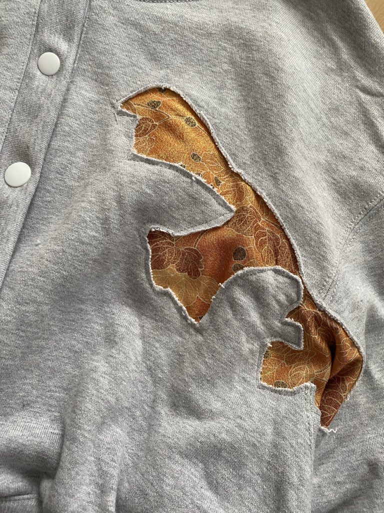 サステナブルな和モダン | 着物アップサイクル クロップドスウェットカーディガン creema.jp/item/19955331/…