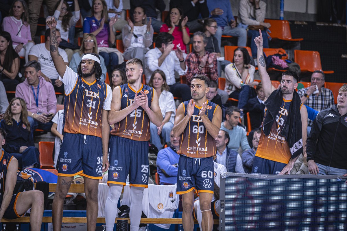 🤔Oye, que no lo he comentado con vosotros... El viernes pasado estrenamos las nuevas equipaciones de esta temporada. 

👀¿Os gustaron? 

👏🏻🙋🏻‍♂️¡Aplaudid o levantad la mano si os parecen una preciosidad!