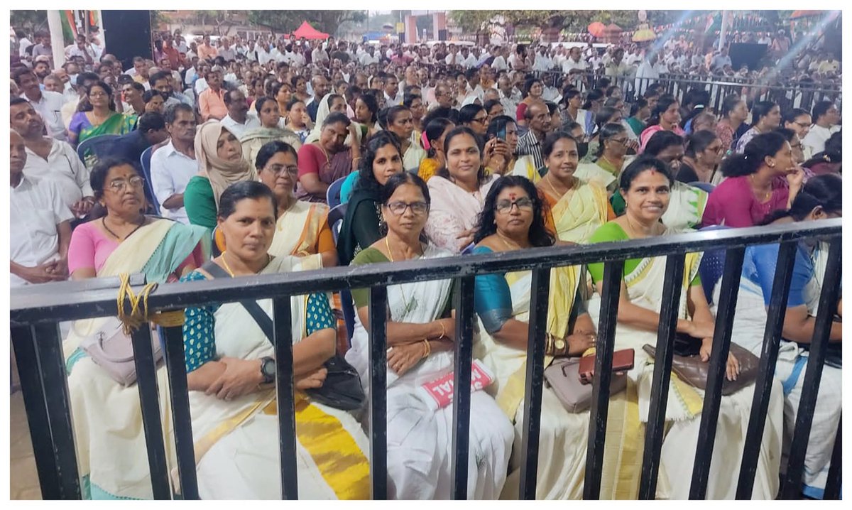 AdvJebiMather's tweet photo. Beloved @KeralaPMC sisters actively participating in the 'Vishwasa Samrakshana Yatra' (Faith Protection Yatra) led by former KPCC President Shri. @KMuraleedharan_ in #Kannur.

#VishwasaSamrakshanaYatra #FaithProtectionYatra #MahilaCongress #KMuraleedharan #KPCC #UDF https://t.co/eVFDQPXFAT