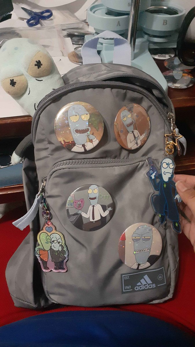 Potion_Arts's tweet image. My Queerplatonic partner @FurfagAutismo commissioned me so I was finally able to buy a button maker!! Look at all these Korvies!!!!!!💙💙💙
#SolarOpposites #buttonmaker