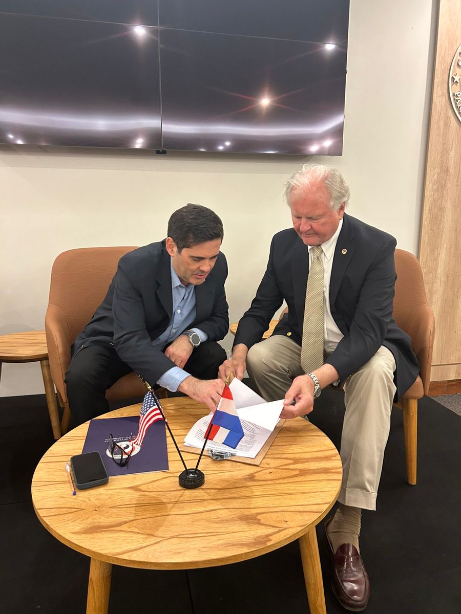 amcham_py's tweet image. Acuerdo AmCham - Forbes Paraguay 🤝
La Cámara de Comercio Paraguayo Americana @amchampy y @ForbesParaguay firmaron un acuerdo con el fin de ofrecer beneficios especiales a las empresas miembros de AmCham, potenciando su visibilidad a través de la plataforma de comunicación.
