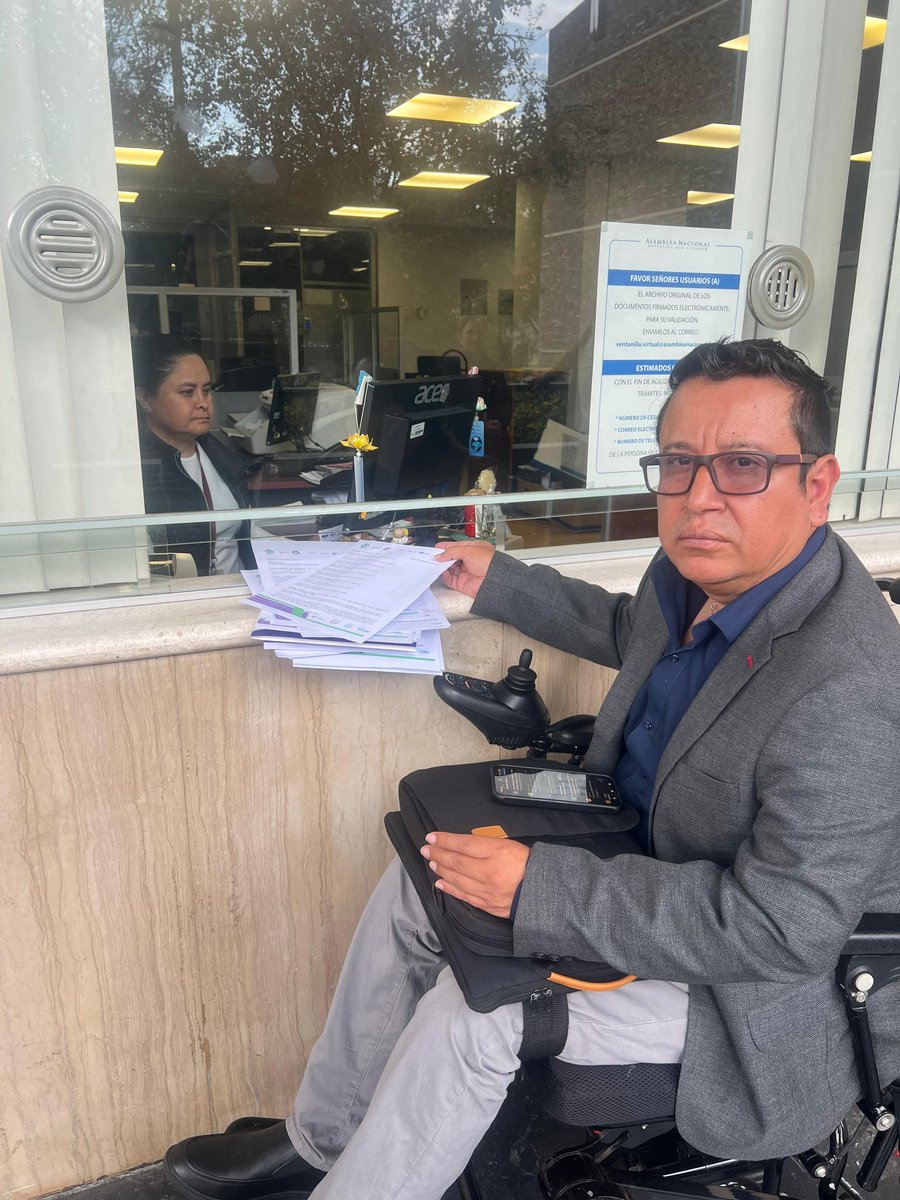 FERPOF1's tweet photo. Delegados de la FERPOF y otras organizaciones llegamos a la @AsambleaEcuador para solicitar acción y fiscalización sobre la 12ª revisión del Cuadro Nacional de Medicamentos Básico #CNMB. Nos reunimos con el asambleísta Raúl Chávez, vicepresidente de la Comisión de Niñez y Adolescencia, para visibilizar la realidad de miles de pacientes con enfermedades raras, incluidos niños y adolescentes. En su calidad de psicólogo clínico entiende nuestras necesidades, el dolor de vivir con estas patologías y de nuestras familias y no tener acceso al Cuadro Nacional de #CNMB. Tras un diálogo franco y humanista acordamos impulsar un Proyecto de Ley para Enfermedades Raras y un Cuadro de Medicamentos que nos incluya. Además, para que @Salud_Ec cumpla con la sentencia de la Corte Constitucional: los plazos ya vencieron.
@Salud_Ec, @IESSec, @jimmymartinec, @Edgarjoselama, @CONASA_Ec @Presidencia_Ec @DanielNoboaOk @Vice_Ec @mjpintoec @AsambleaEcuador, @NielsOlsen, @rauli_chavez @annabellazinok, @DerechoSaludAN @totoreyesb, @DEFENSORIAEC, @OPSOMSEcuador @cristinajacomee,
#SaludNoEspera
#UrgenteCuadroBásico
#SalvemosVidasAhora