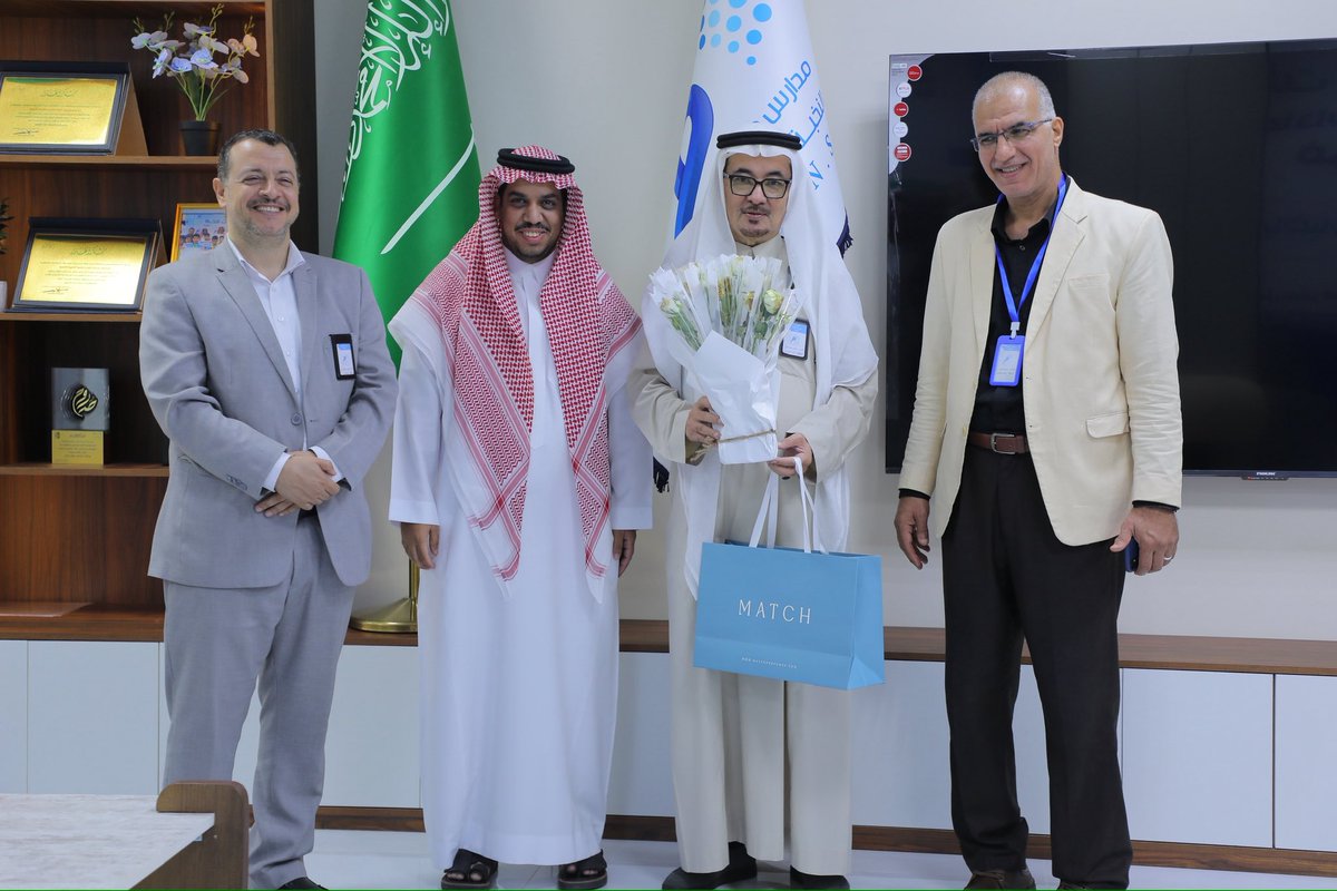 🔹 تكريم مدير #مدارس_منارات_النخبة_الأهلية
بمناسبة #اليوم_العالمي_للمدير 
تقديراً لجهوده القيادية المتميزة، وعطائه المستمر في خدمة العملية التعليمية،
ودعمه الدائم لمنسوبي المدرسة وطلّابها